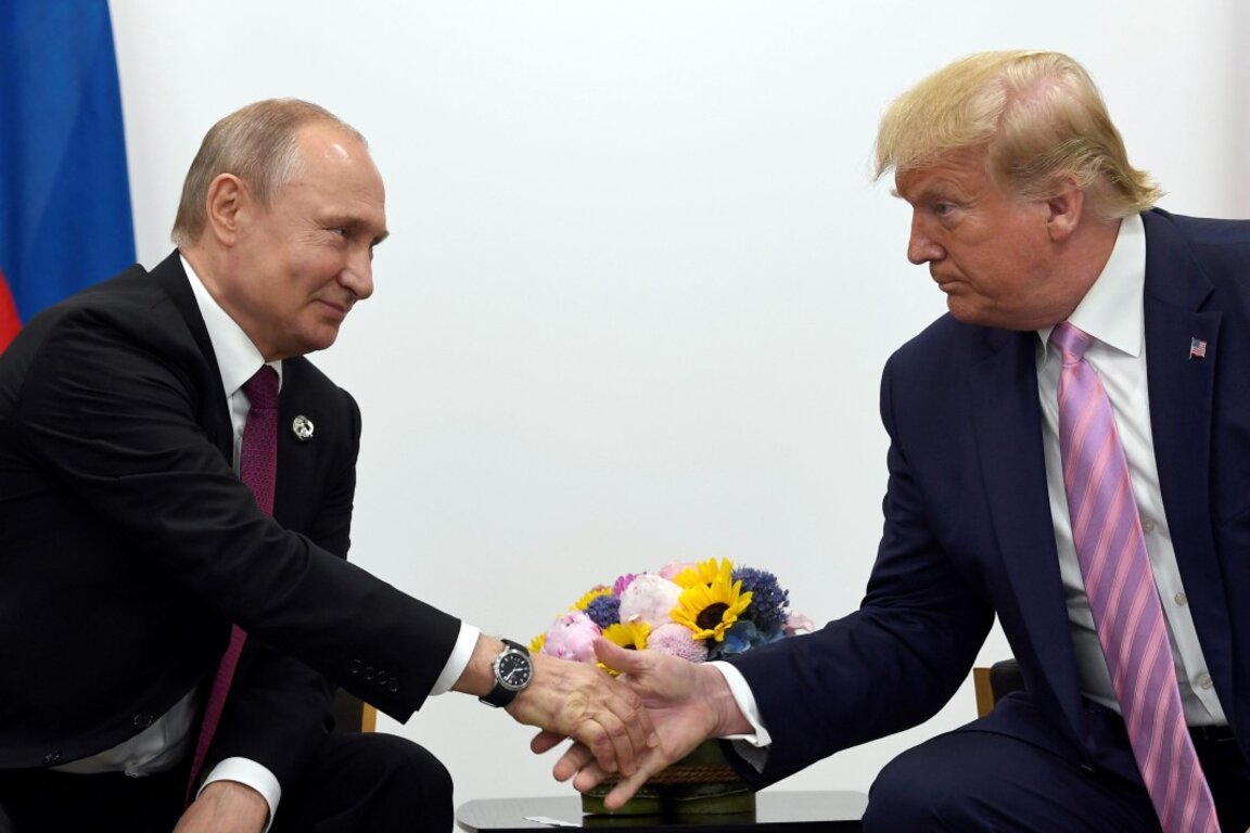 Президентите на Русия Владимир Путин (вляво) и на САЩ Доналд Тръмп - архивна снимка