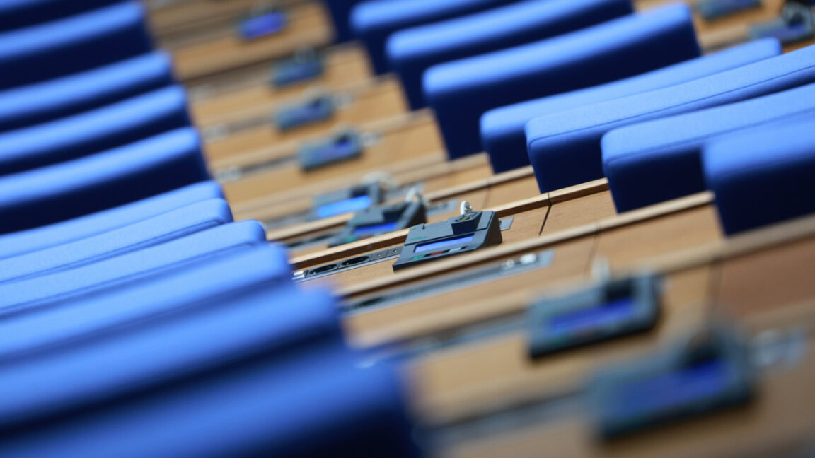 Вотът на недоверие след обрата с ДПС-Доган. Държи ли Пеевски ключа?