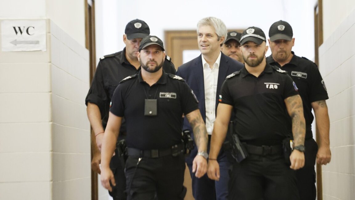 Защитата на Коцев пита: Трябва ли да прошепне името на Асен Василев на прокуратурата, за да излезе