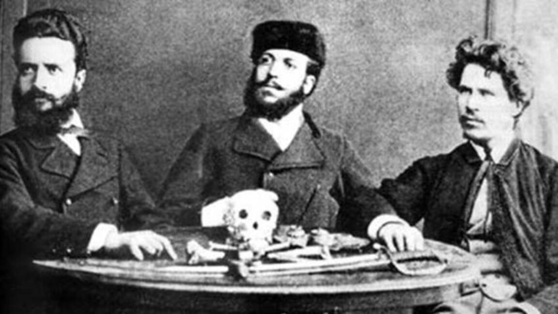 De izquierda a derecha: Hristo Botev, Iván Drasov y Nikola Slavkov