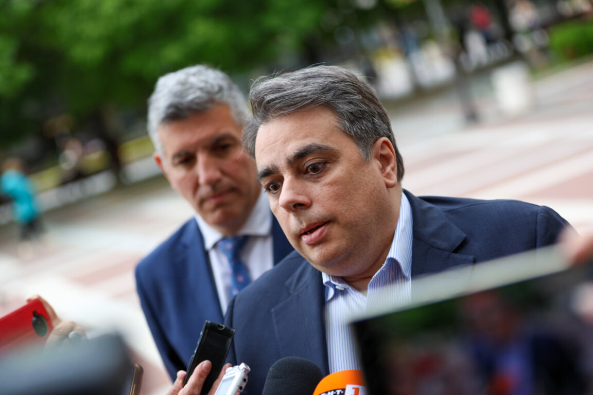 Депутатите Асен Василев и Андрей Цеков (на втори план) отговарят на журналисти в Благоевград - 19 май 2025 г.