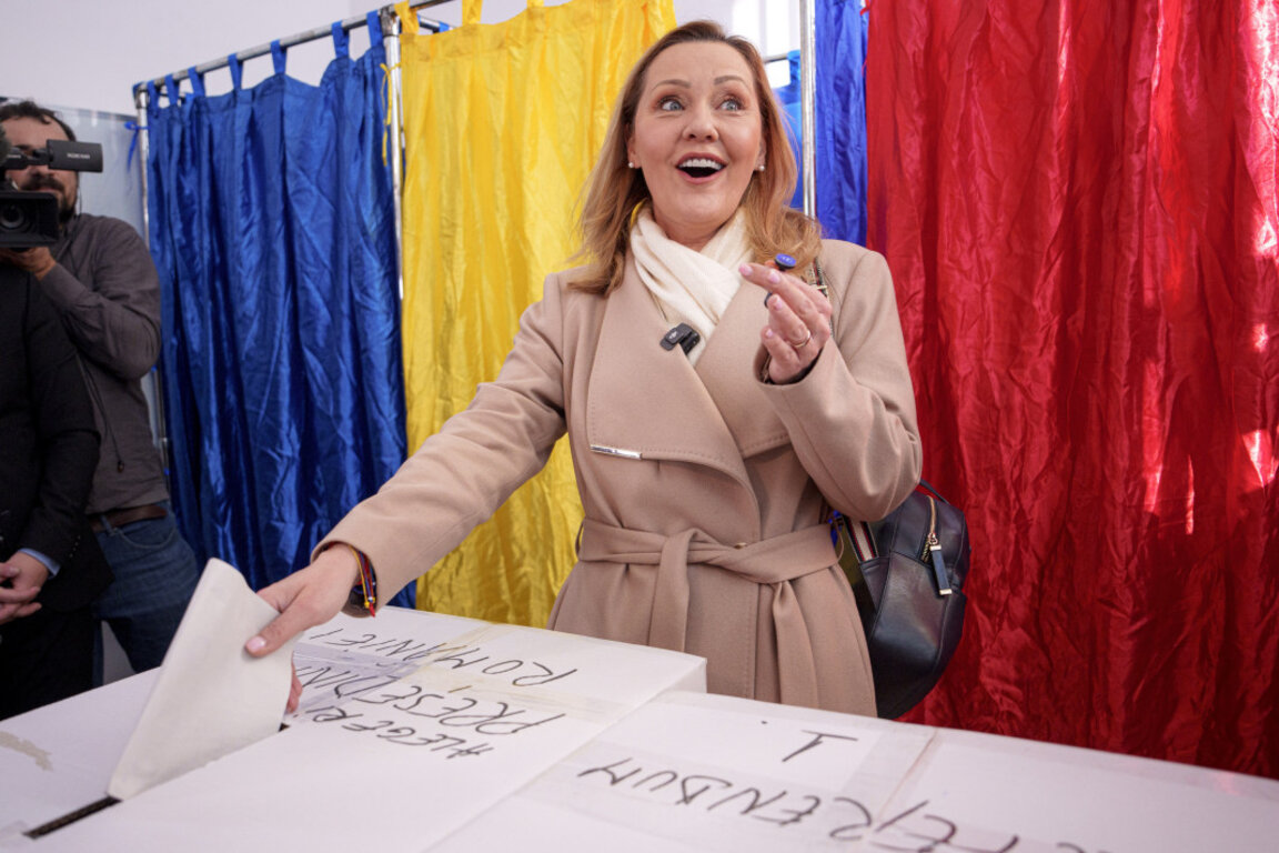 Елена Ласкони гласува на първия тур на президентските избори в Румъния, 24 ноември 2024 г.