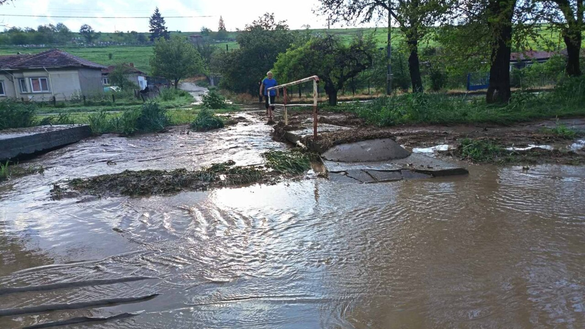 Наводнени села в Силистренско заради дъж...