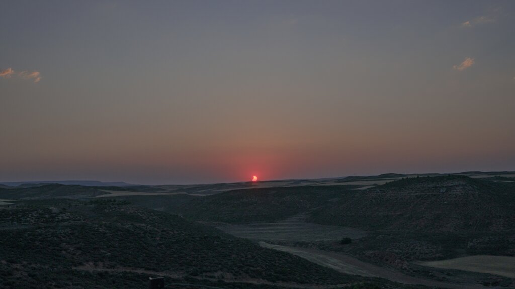 La colina y la última fase del eclipse al atardecer
