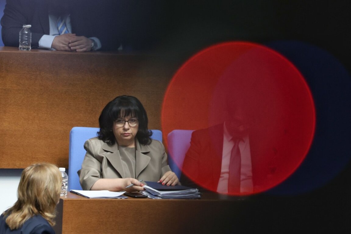 Министърът на финансите Теменужка Петкова в НС по време на дебатите по вота на недоверие към правителството -  3 юли 2025 г.