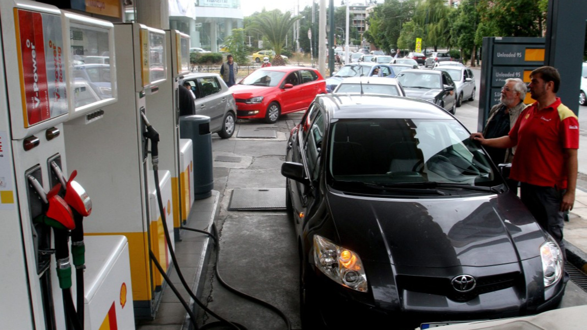 Леко понижение в цените на горивата в Гърция