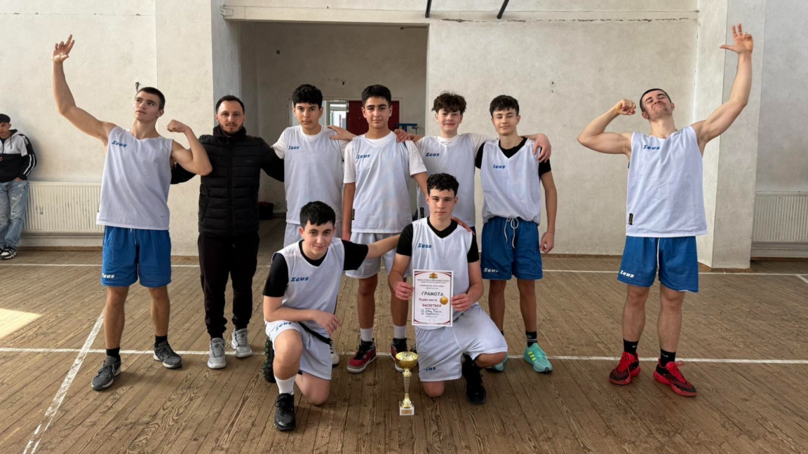 Баскетболистите на СУ „Отец Паисий“ стан...