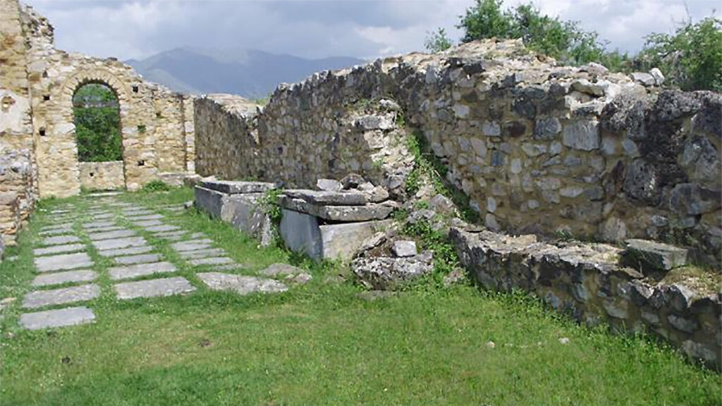 Das Grab von Zar Samuil auf der Insel Agios Achillios im Kleinen Prespasee