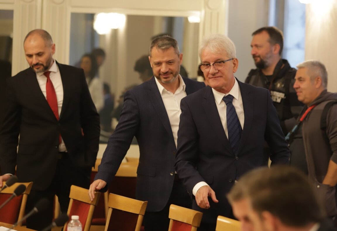Делян Добрев от ГЕРБ (вляво) и Рамадан Аталай от ДПС на заседанието на Комисията по енергетика, която разгледа ветото на президента на изменения и допълнения на Закона за енергетиката - 25 октомври 2023 г.