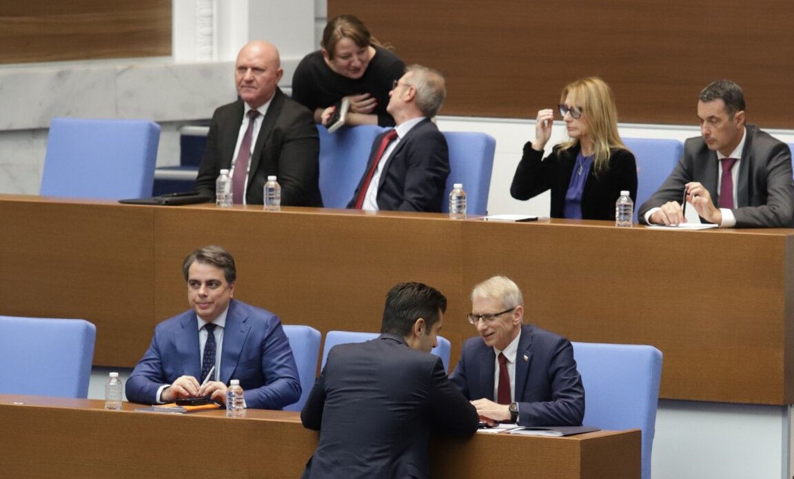 Премиерът и министрите по време на обсъждането на вота на недоверие в Народното събрание - София, 12 октомври 2023