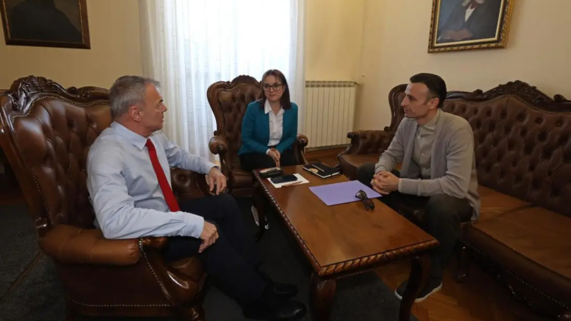 Berbatov: Yaklaşık 2 000 okul, spor salonlarını spor kulüpleri için açabilir