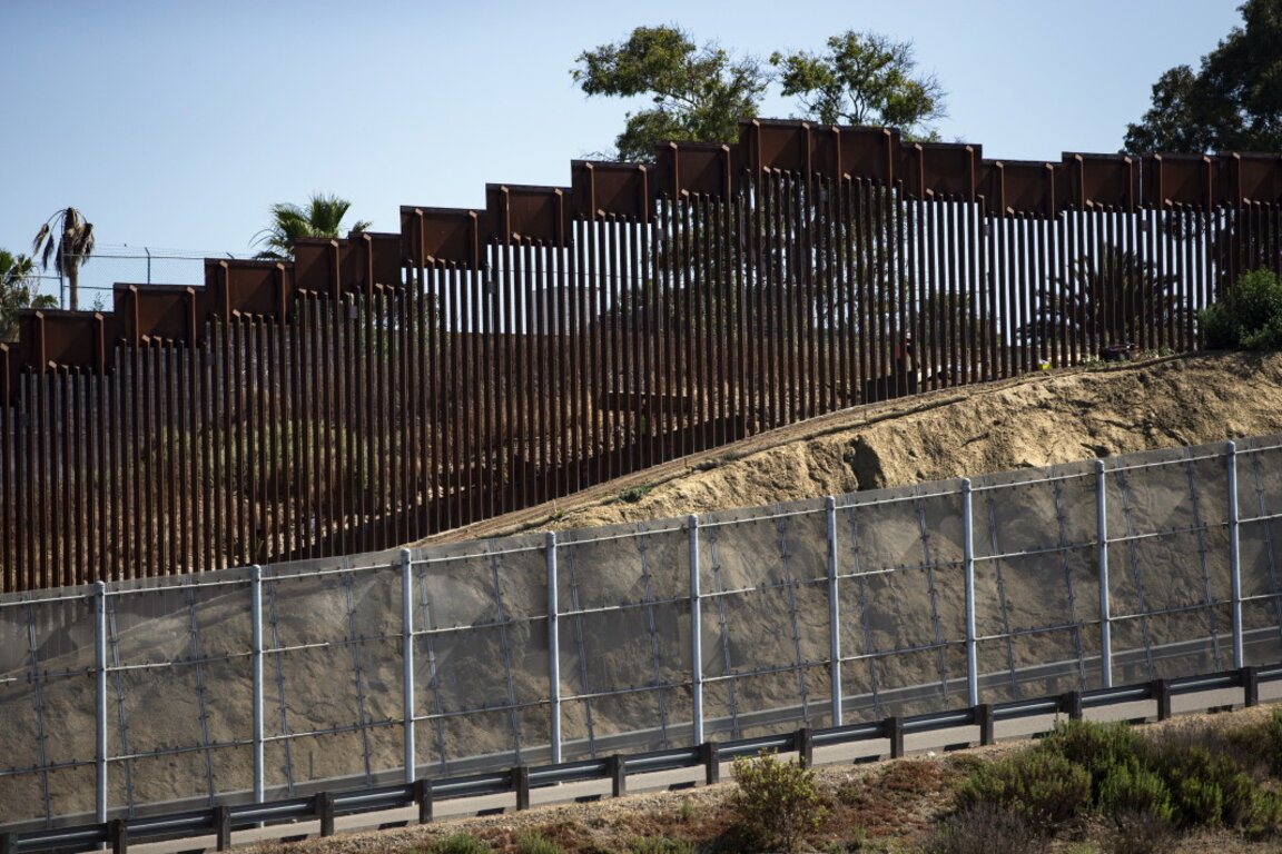 Мексико предаде на САЩ 29 наркотрафиканти в опит да избегне налагането на мита