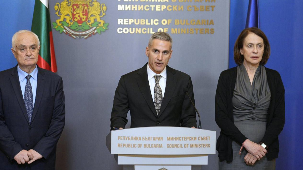 Отляво надясно - министърът на отбраната Атанас Запрянов, министър-председателят Андрей Гюров и министърът на външните работи Надежда Нейнски