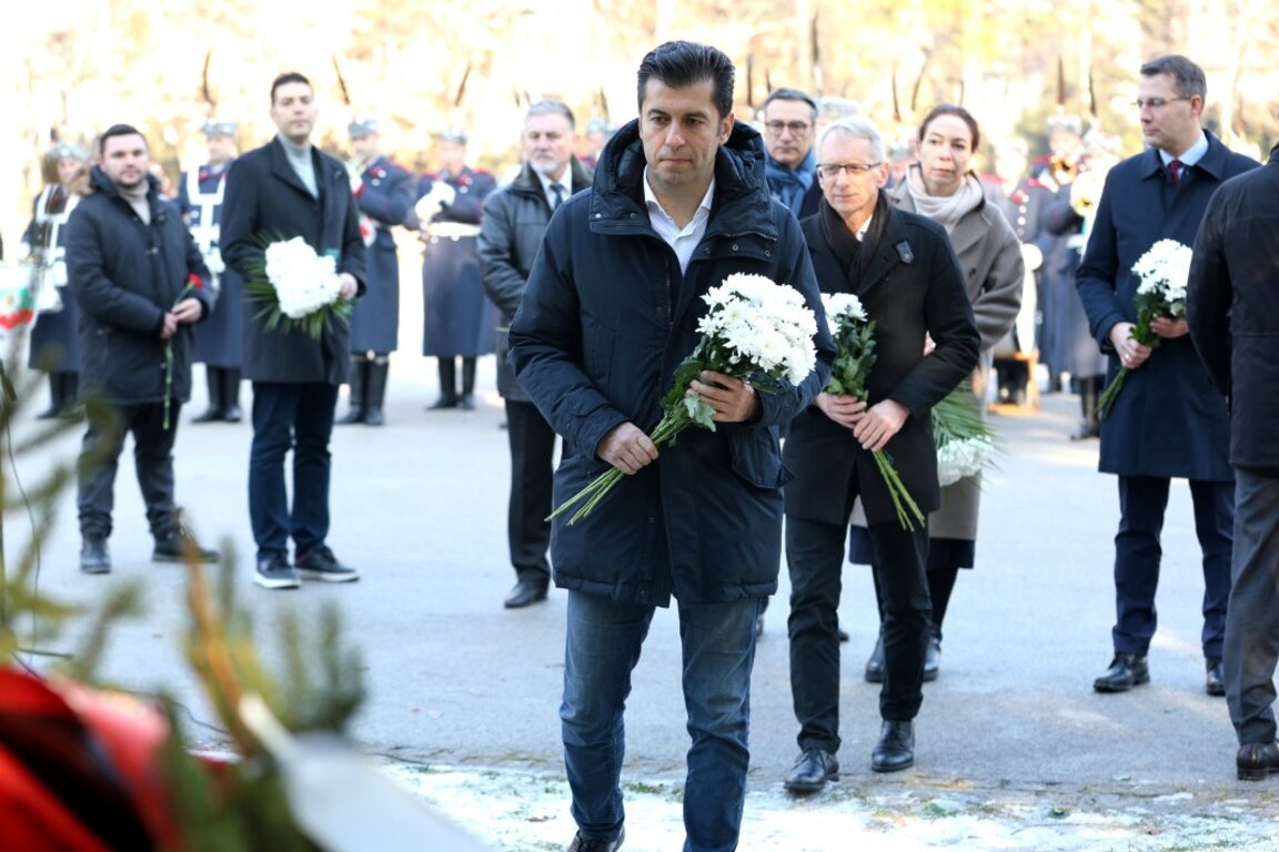 Кирил Петков участва в тържествено честване на 177-годишнината от рождението на Христо Ботев в Борисовата градина, 6 януари 2024 г.