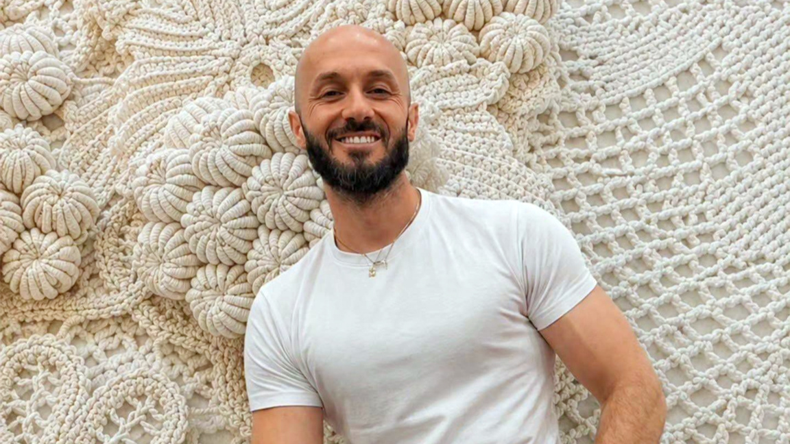 Дизајнер Иван Донев уткива људске приче у највећу бугарску хаљину
