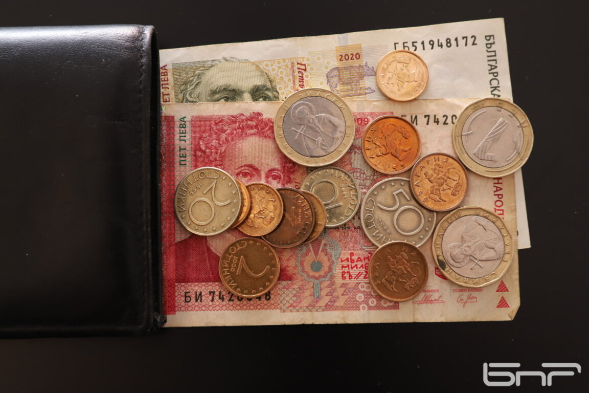 Предложение: Хората с пенсии до линията на бедност да получат добавки от 100 лв. за април