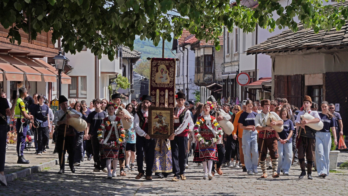 Tryavna fait revivre la légendaire rivalité des sculpteurs sur bois