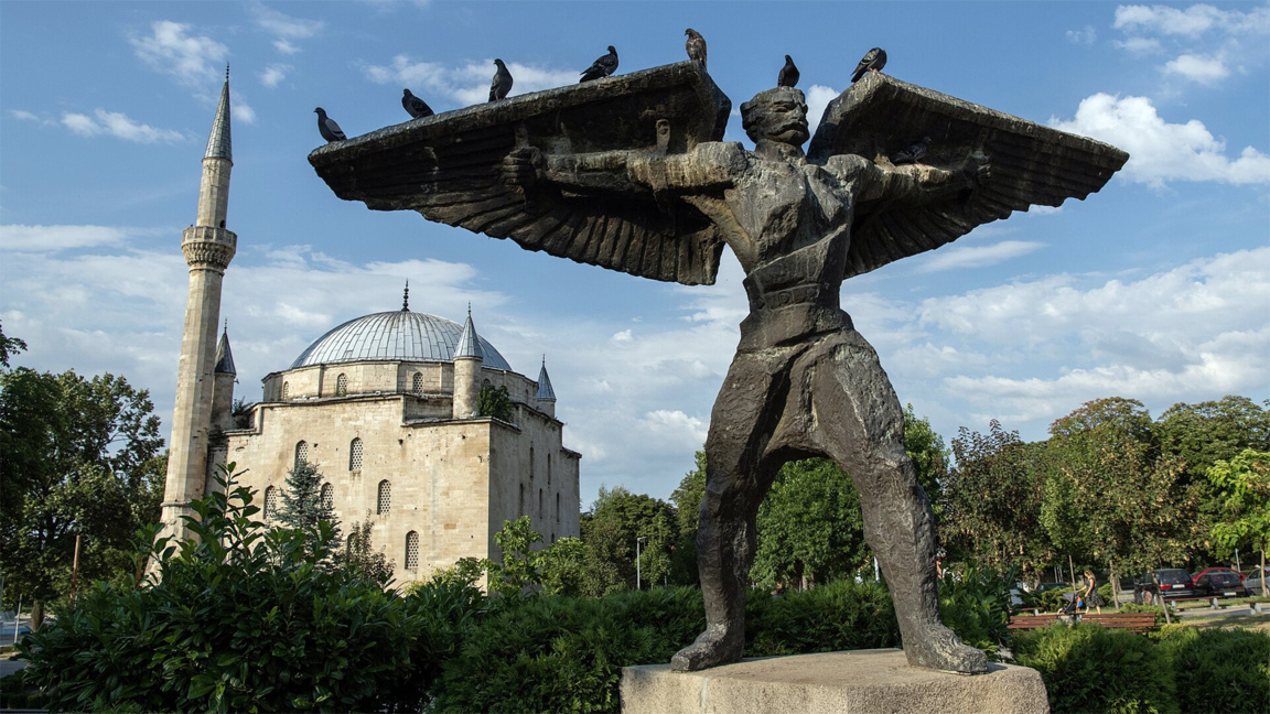 Monument de Maître Manol à Razgrad, devant la mosquée Ibrahim Pacha
