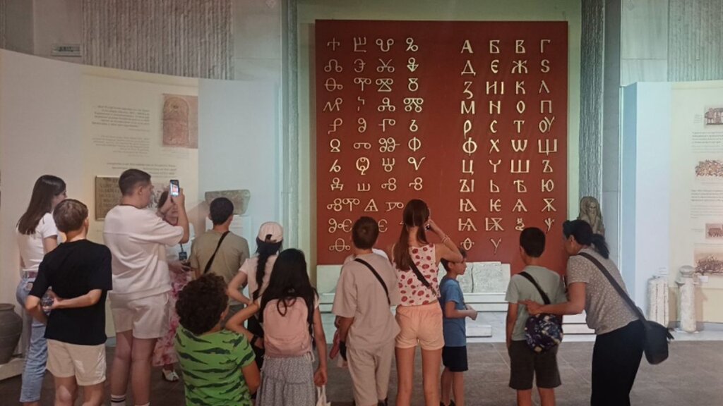 Lección sobre Bulgaria: cómo el conocimiento protege a niños búlgaros en Skopje