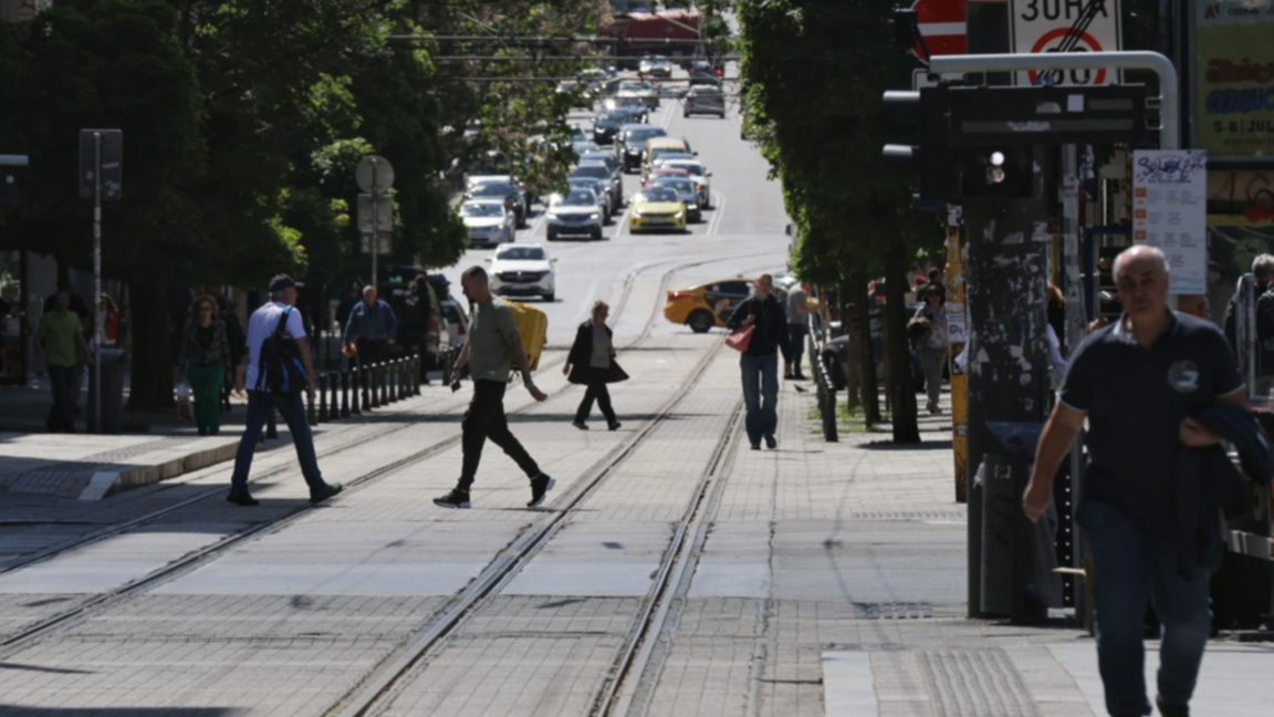 Трамвайните релси по ул. "Граф Игнатиев" и днес останаха неизползвани заради протеста на работниците в наземния градски транспорт в София - 19 май 2025 г.