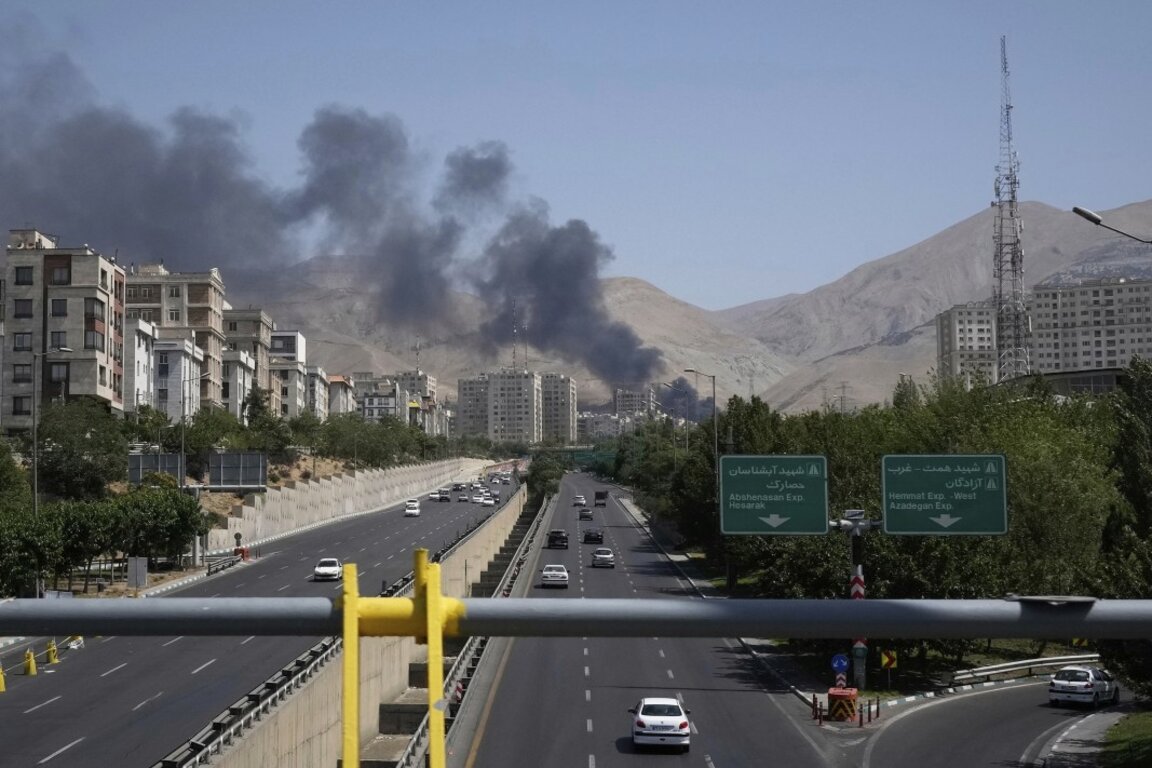 Илюстративна снимка: Дим се издига от петролно хранилище в Техеран на 16 юни 2025 г.