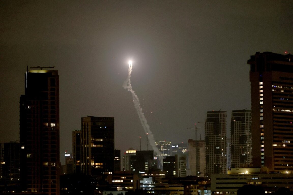 Израелската ПВО система "Железен купол" в действие.