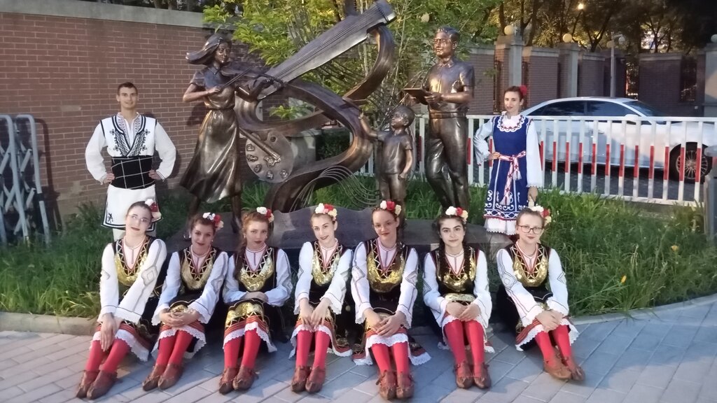 The memory of Bulgarian ensemble "Guslarche" brings dancers back from abroad
